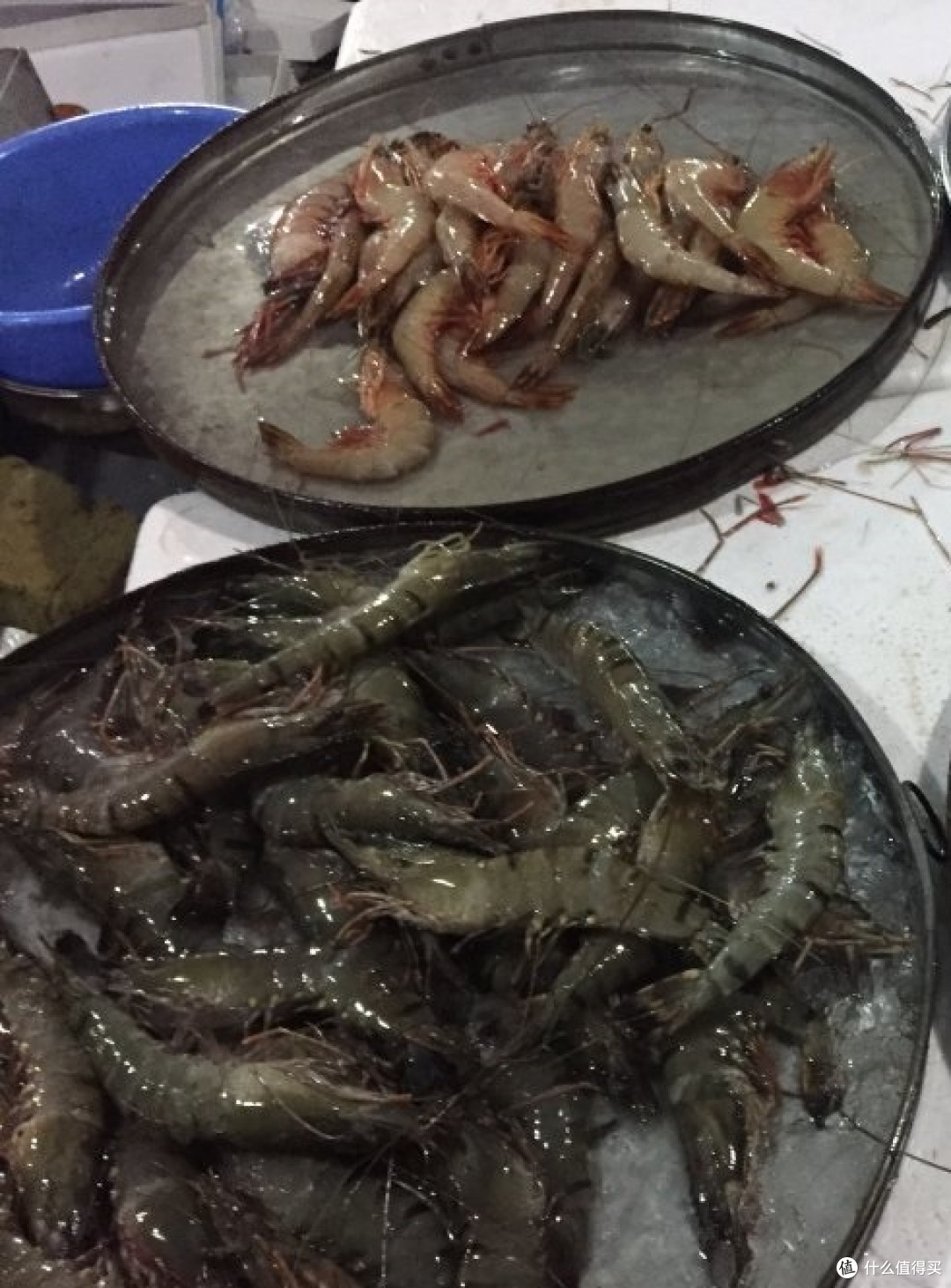 海虾死了多是上面那种橙红色,养殖的虾死后一般是下面这种黑色