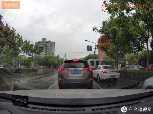 实拍照片，不知道经过大妈一压缩照片质量如何，反正是可以看清两辆车的车牌的。