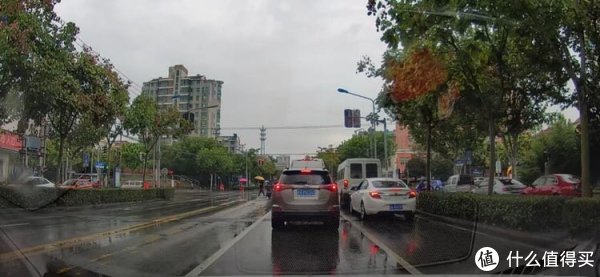 实拍视频的截图（经过了放大），也是可以看清车牌。