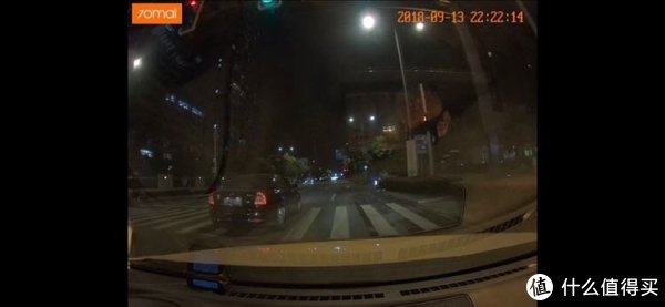 晚上，同向行驶的车，可以很清晰的看见车牌。