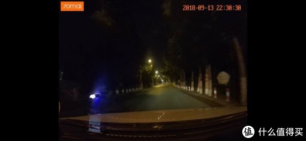 半夜的小路，其实很昏暗，但是镜头下能有这样的效果，恕没见过世面的我觉得很好啦