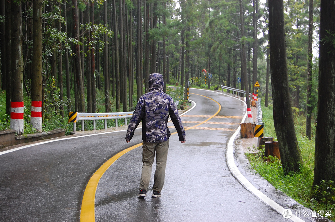 瀑布雨暴力测试，防水、透气又保暖，Discovery三合一冲锋衣测评