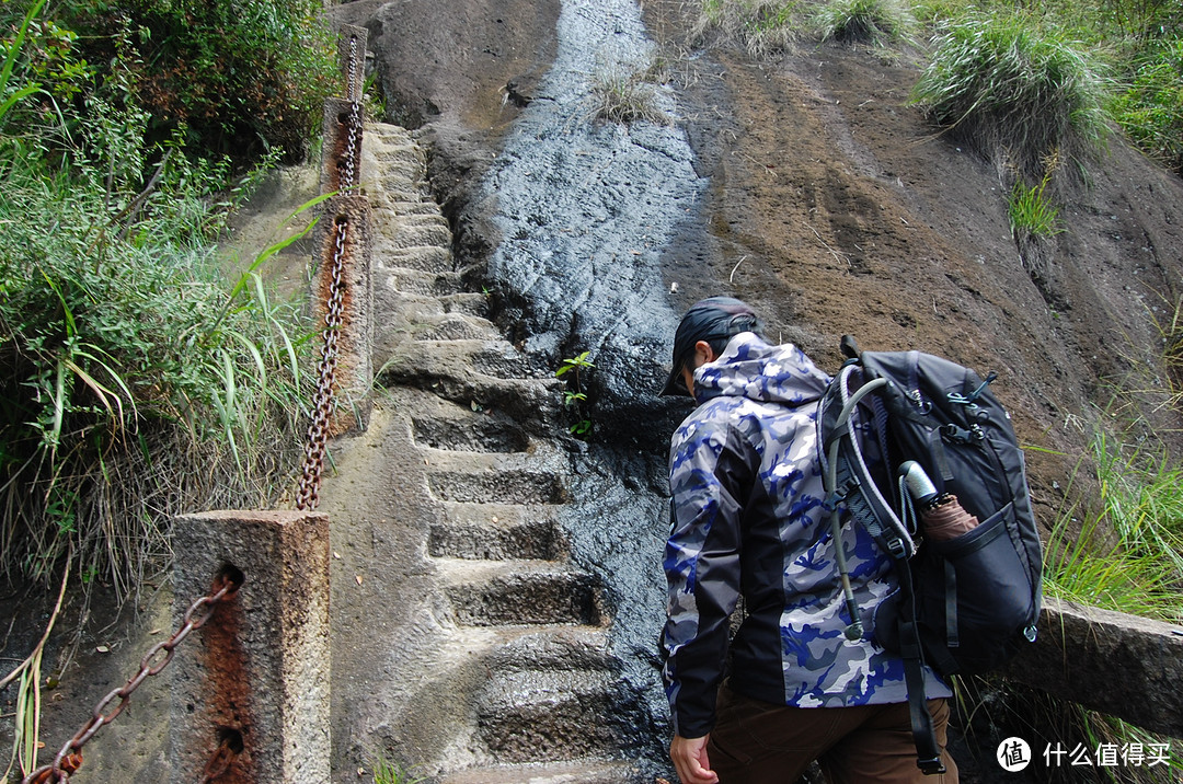 瀑布雨暴力测试，防水、透气又保暖，Discovery三合一冲锋衣测评