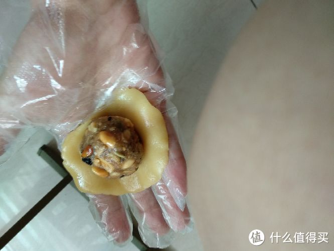 包月饼很简单，带上手套团成球就好