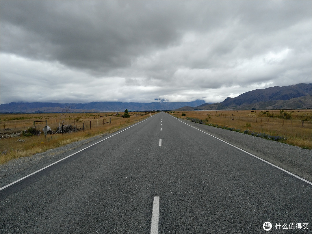 一望无际的公路通向远方，像不像美国公路大片里的场景。