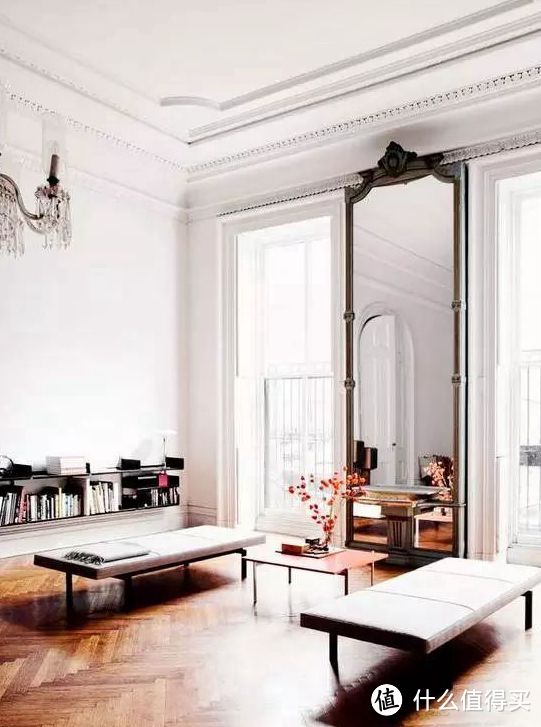 水晶灯+镶木地板+大镜子+中性色+简洁家具