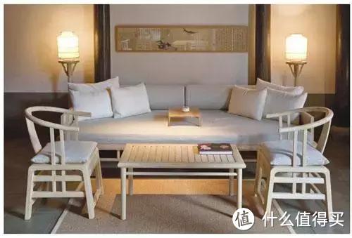 新中式客厅典型配套：罗汉床为沙发，左右两把圈椅配当中一只茶几