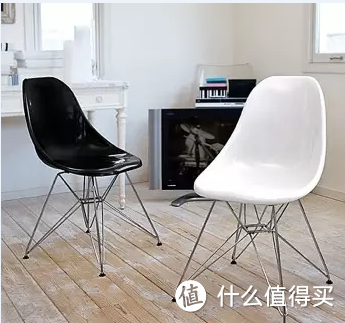 椅子界的传奇，伊姆斯塑料椅（Eames Plastic Side Chair），来自设计师伊姆斯之手。