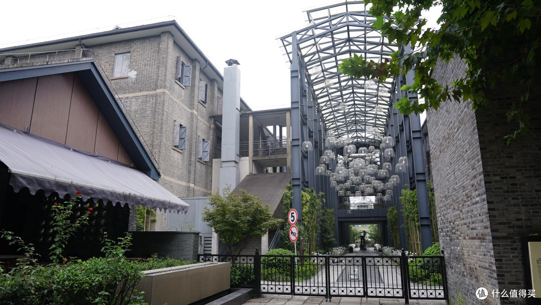 酒店的后门 住客可以刷卡进入