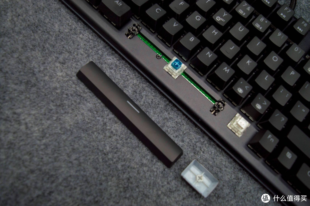 金属外壳+RGB流光灯带—Hyeku 黑峡谷 GK757B 机械键盘