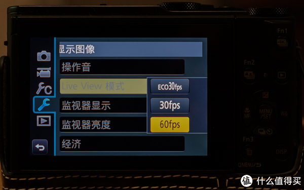 刚上手的时候感觉屏幕不是很流畅，后来发现LX10的屏幕是可以调刷新率的，调整为60fps之后就非常顺畅了，除了机内进行图像处理的时候之外都毫无卡顿。