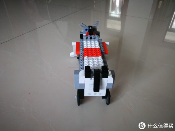 虽然略丑，终究它是可以走的，能用手机操纵它移动也是觉得很神奇了