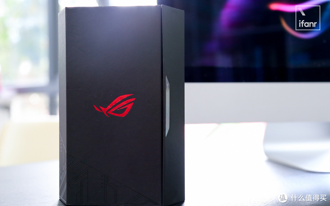 ROG 游戏手机开箱：搭载鸡血版845的 ROG 会有多强？