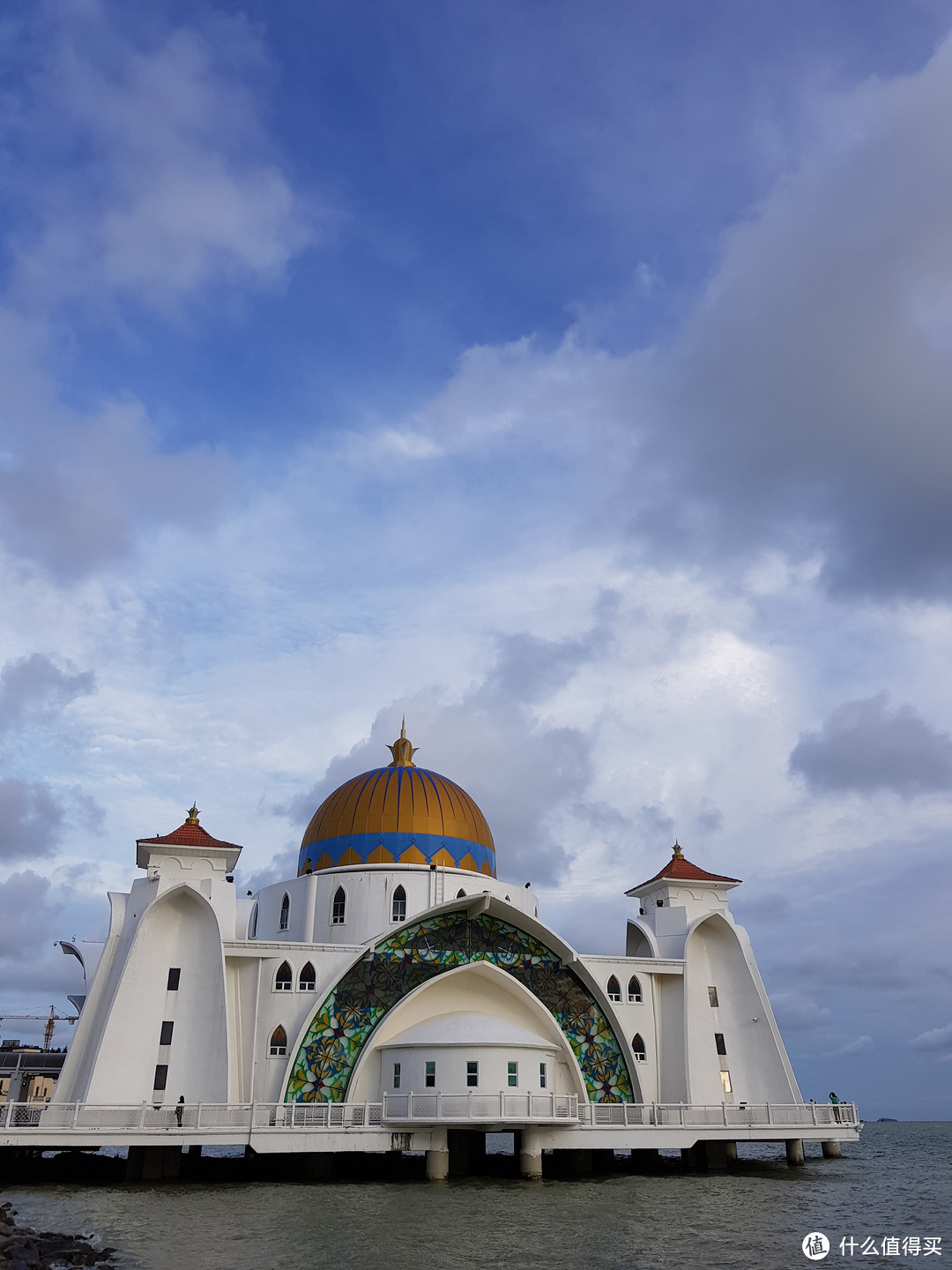 颜色鲜明的清真寺在水上特别耀眼