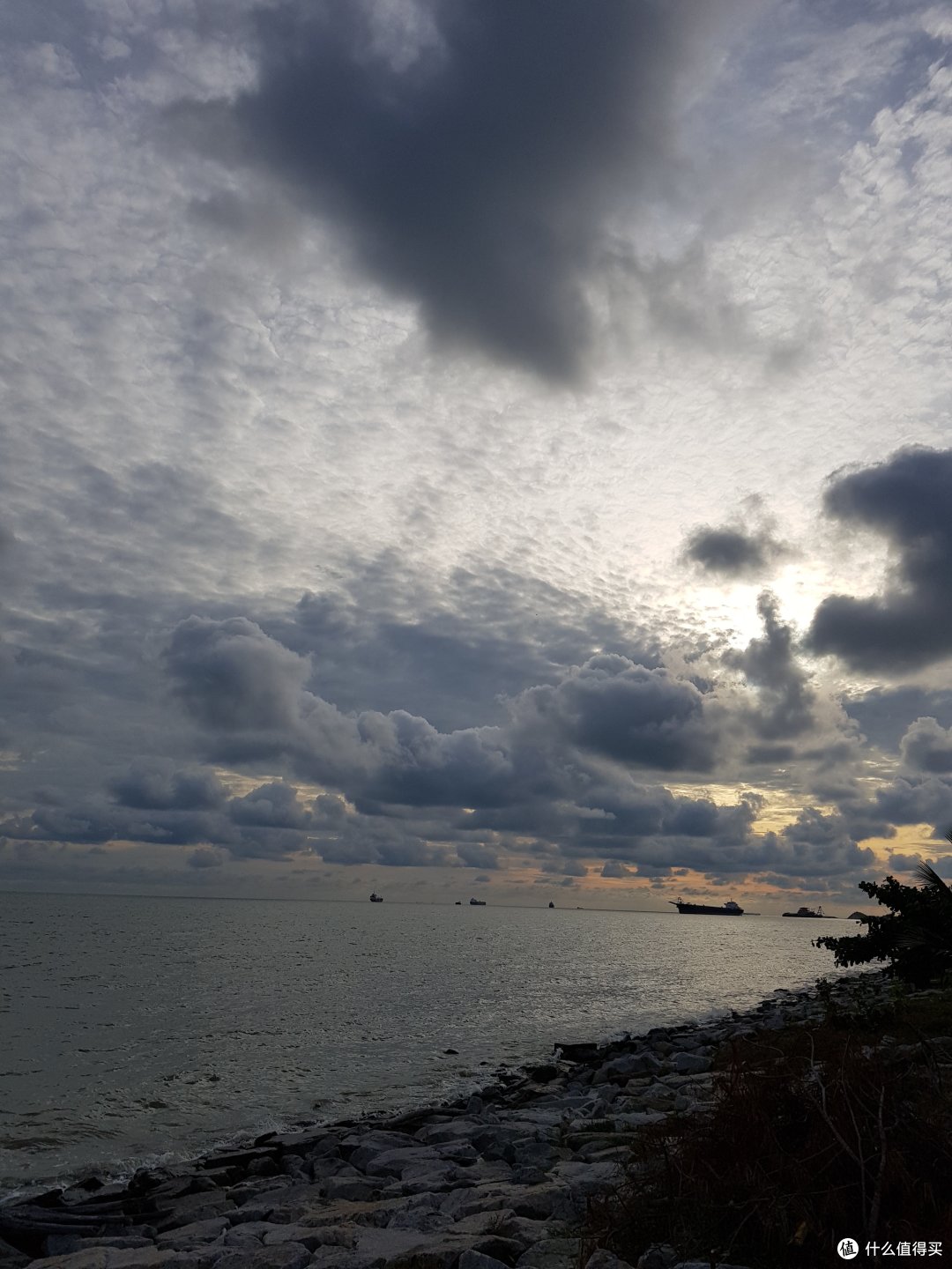 黄昏伴着浓云,缓缓行驶的船只别有意境