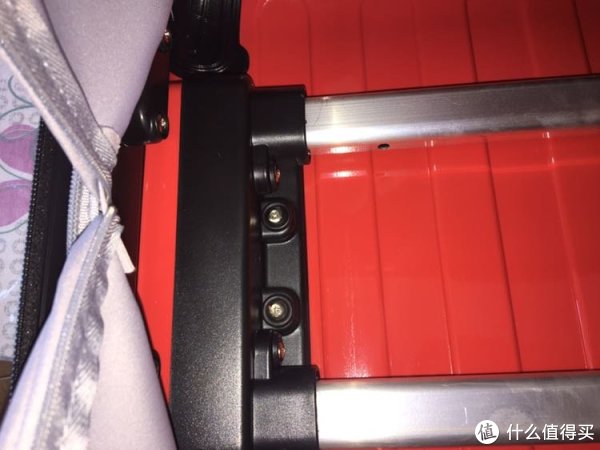 拉杆与箱体的顶部连接