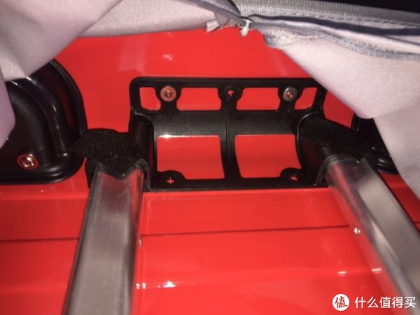 拉杆与箱体的底部连接