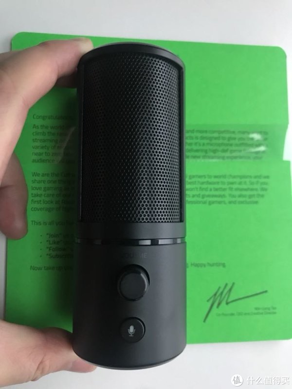 话筒主体，上面旋钮是调节耳机音量大小的，下面按钮是话筒的开关键。