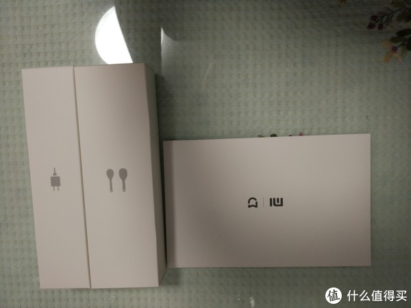 从左至右，依次为电源线，饭勺和汤勺然后就是说明书了。