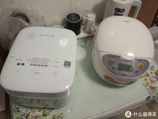 和边上服役超过十年的电饭煲合个影，希望你也接过重任！