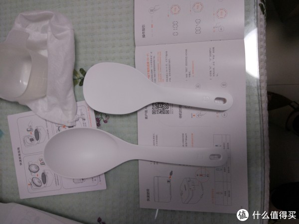 配的饭勺和汤勺，设计上都中规中矩。