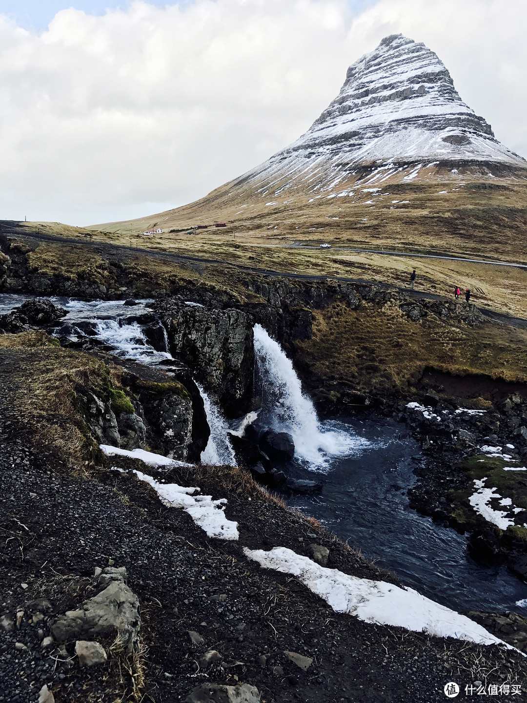 山对面就有个观景地，旁边还有一些小瀑布。不同角度可以拍出不同的大片，摄影师们最爱的地方之一。