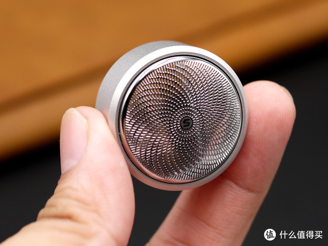 传统与现代之间的平衡尝试-须眉 涡轮三叶剃须