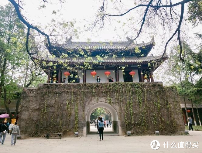 不像大雁塔的大慈恩寺，荐福寺更像公园而不是景区，院内有各种社团组织活动，比如咏春拳、太极拳社的公益教学、汉服社的六艺体验等，笔者在这里第一次体验了射箭，从此爱上了这项运动。清明前后会有许多漂亮小姐姐在这里拍照哦