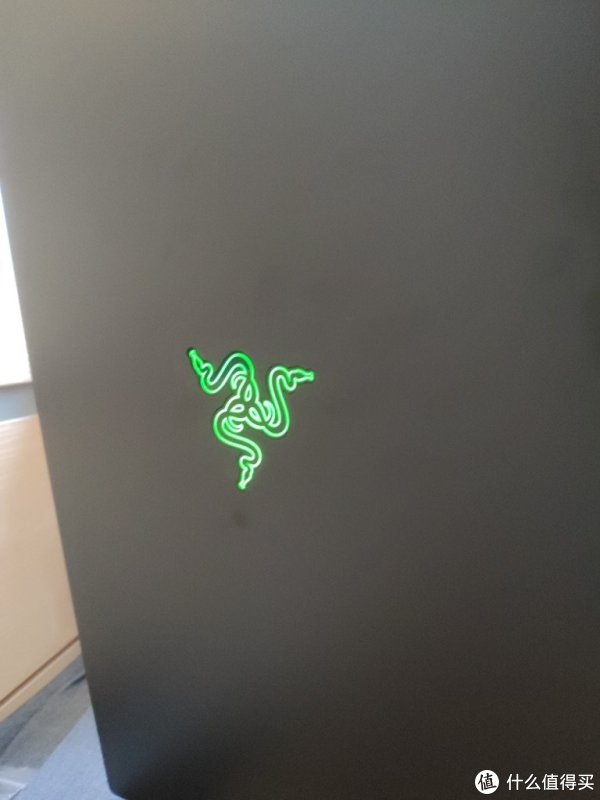 通电后Logo亮起。