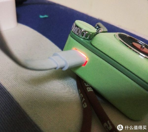 充电状态在迷你U口边有一圈提示灯，充电时显示红灯，充满后显示绿灯，比较有新意的充电提示。