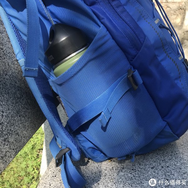 Osprey Logo上面的拉链打开就是眼镜仓，我一般放入近视眼镜和骑行眼镜，还有不少空间。热压工艺的眼镜仓面料给人妥妥的安全感，虽然我有带眼镜袋的习惯。