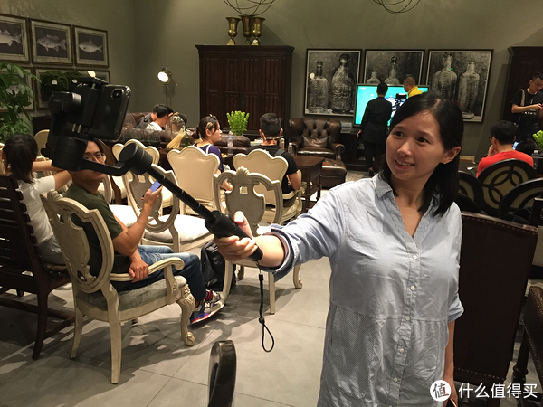 张大妈上海值友群新任美女剁主二丢娇测试Vimble2的自拍功能。