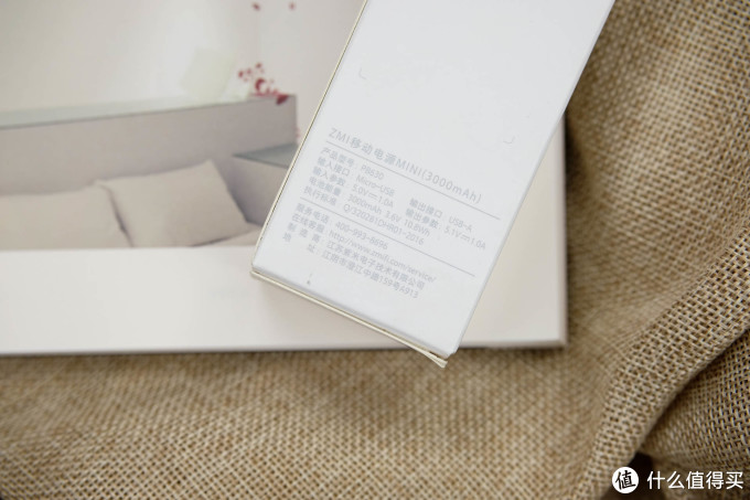 纤细如迷你棒,任性随放入包中:ZMI紫米 3000毫安 口红mini移动电源