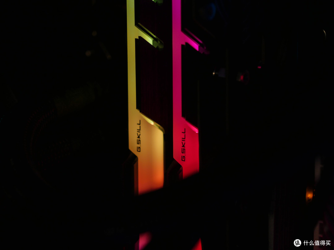 RGB+高频Bdie革故鼎新之作：金士顿Predator RGB 3600MHz 2x8G内存开箱