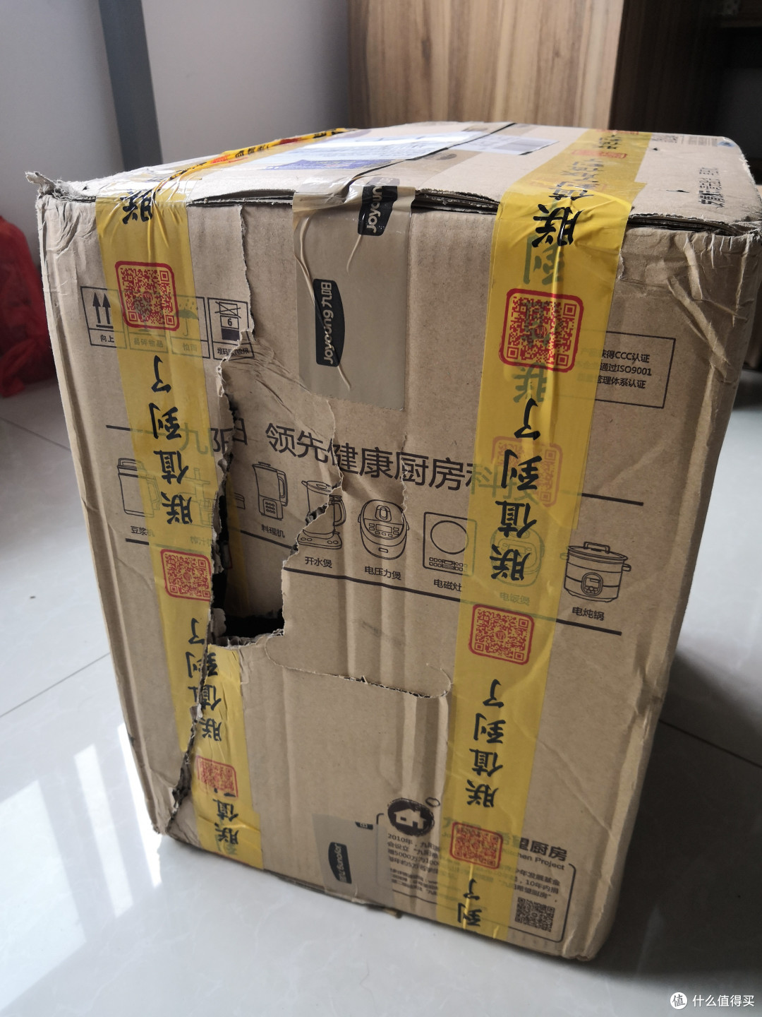 外部纸箱损坏，收到货的时候以为热水瓶被暴力快递摔坏了，拆开看完好无损， 看来好运持续