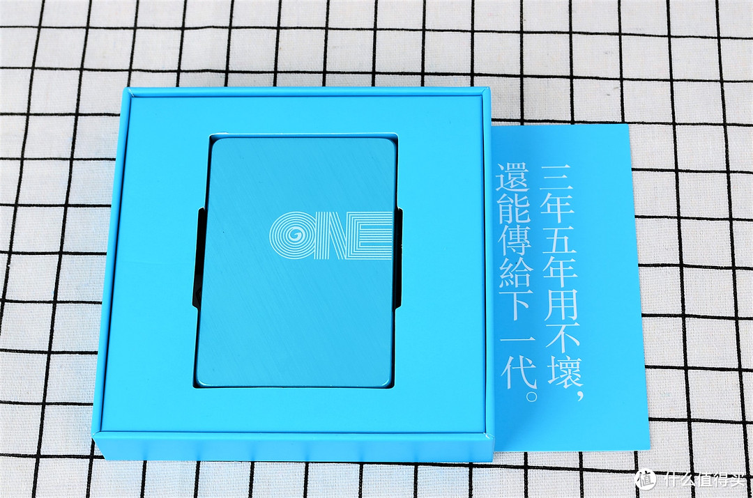 影驰ONE 120G固态硬盘全蓝设计显得产品偏年轻化，影驰鬼才宣传标语莫名喜感。