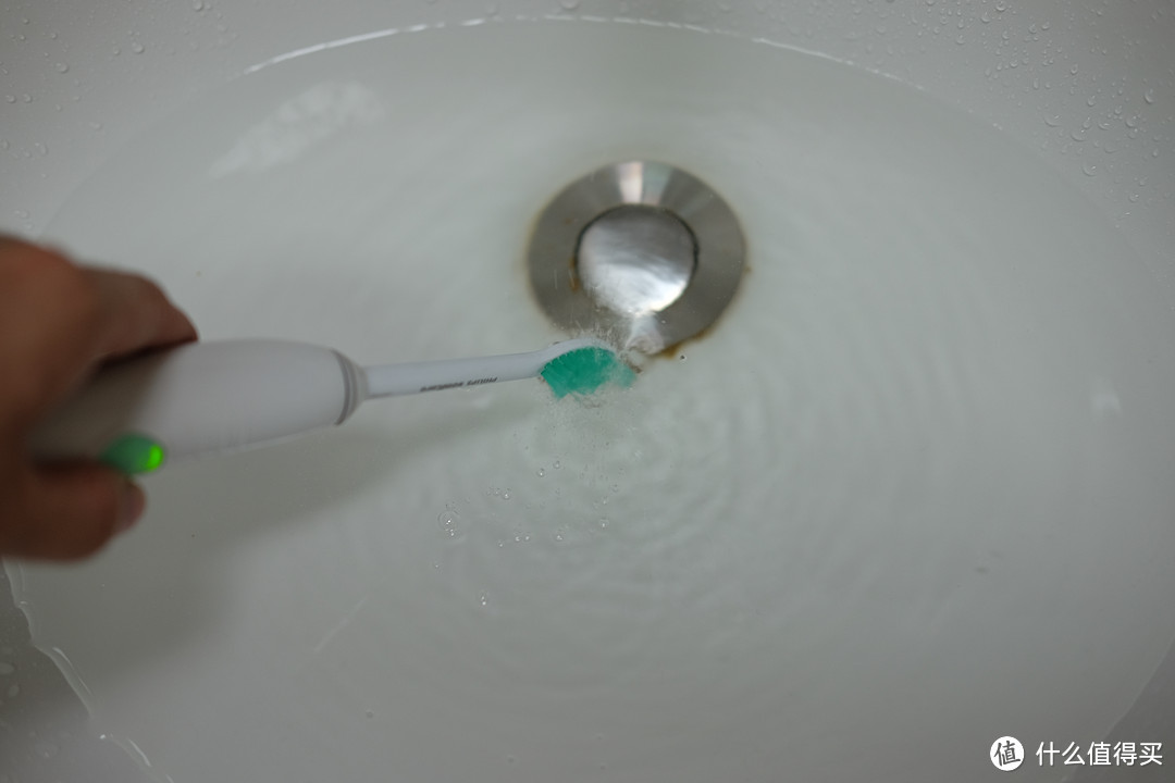 ▲实际水花算是四款牙刷中最小的了，要小于素士和京造