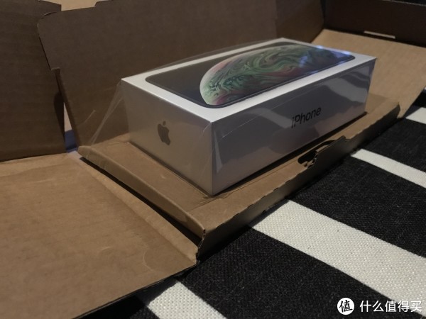 这种包装，能装Apple各种尺寸的手机，而不需填充气囊