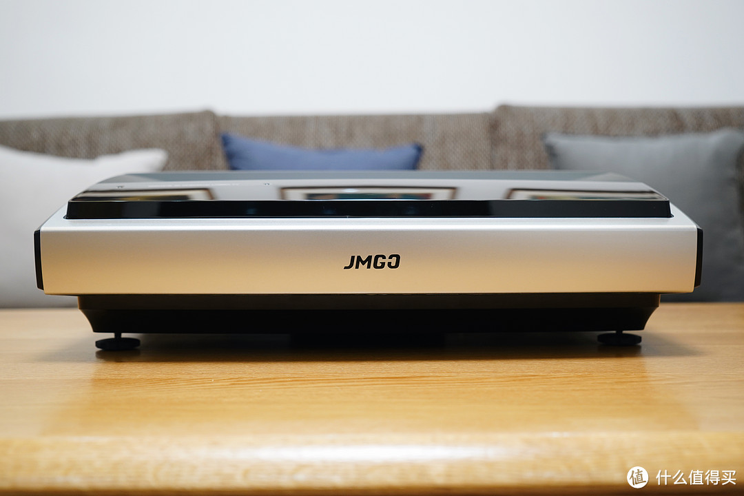 便宜的短焦4K激光电视 坚果 JmGO U1，现在值得入手吗？