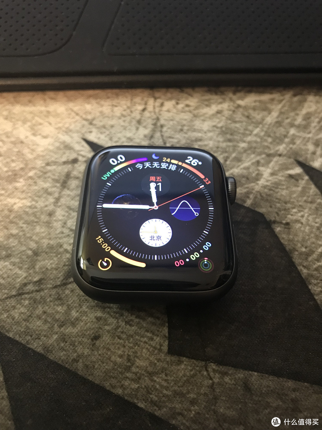 首发 苹果Apple Watch Series 4代 GPS款 深空灰色铝金属表壳 黑色运动型表带 44mm美版