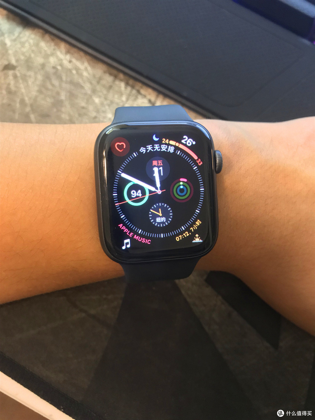 首发 苹果Apple Watch Series 4代 GPS款 深空灰色铝金属表壳 黑色运动型表带 44mm美版