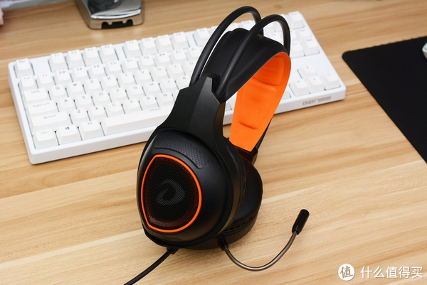 耳机黑色的，塑料感比较重，橙色稍微部分起到了修饰和改善，看着还好。