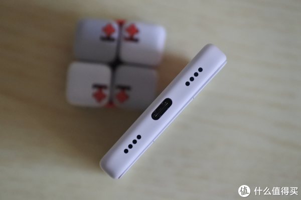 底部只有一个type c接口，喇叭声音大，但是音质不好