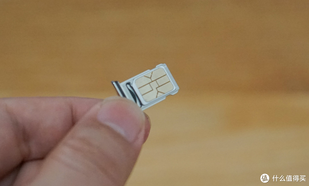  卡托背面，有一个弹性的塑料卡扣扣紧SIM卡，保证其向下时也不会脱落