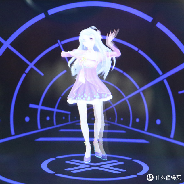 她认识我的家人朋友，陪我聊天，为我唱歌...我竟然爱上这个小姐姐了！
