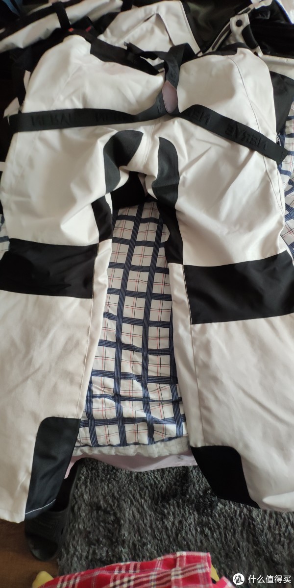 衣服1600，裤子1100，折后2500+的样子