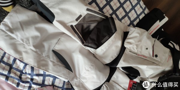 膝盖处掀开可以散热