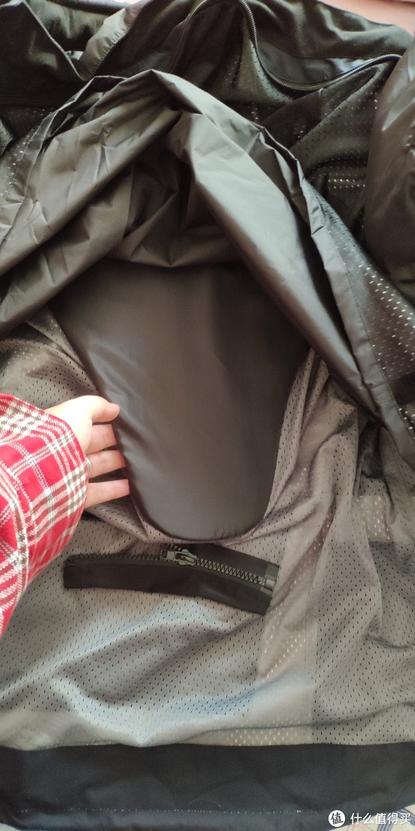 后背的护板，捏捏比较硬，有慢回弹的感觉