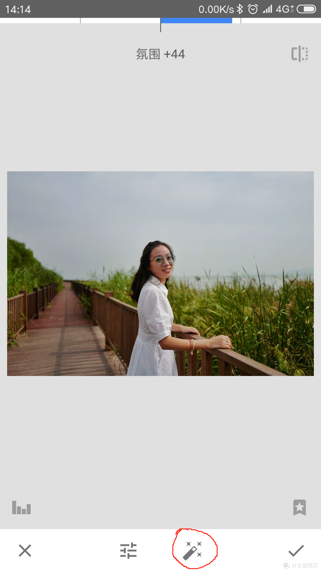点击调整图片后右下角魔术棒，软件可以AI自动调整（当然如果感觉不够，也可以自己适当调整一下）