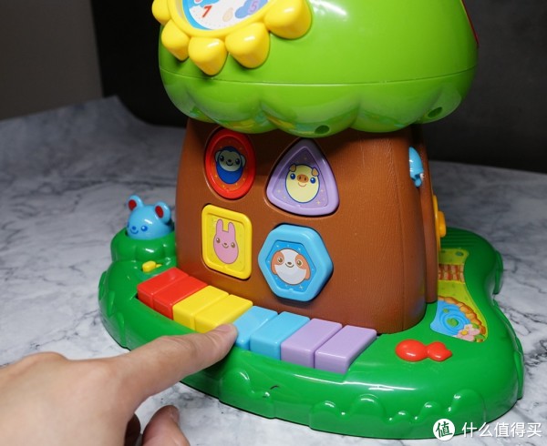 按下蓝色键 树干上的蓝色小动物就会伸出来一点。